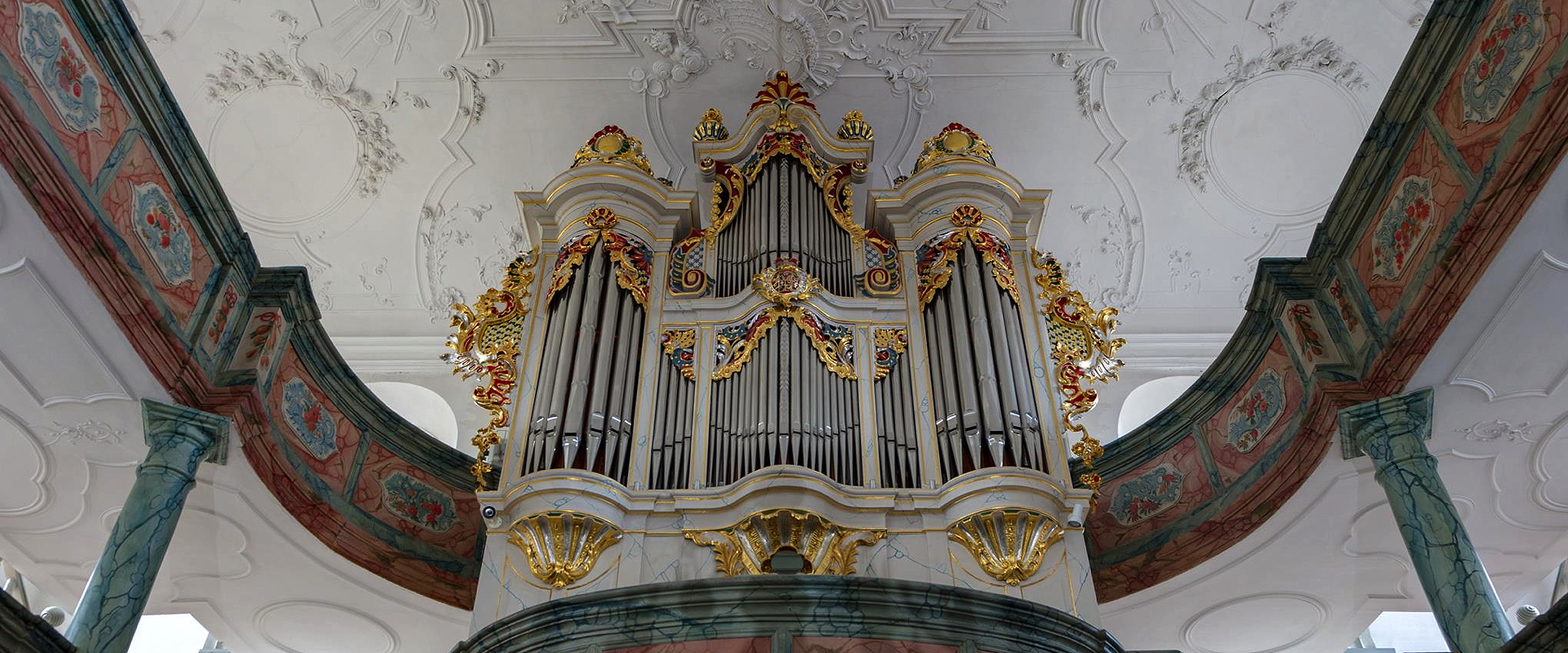 Orgelansicht von unten aufgenommen von den Besucherplätzen