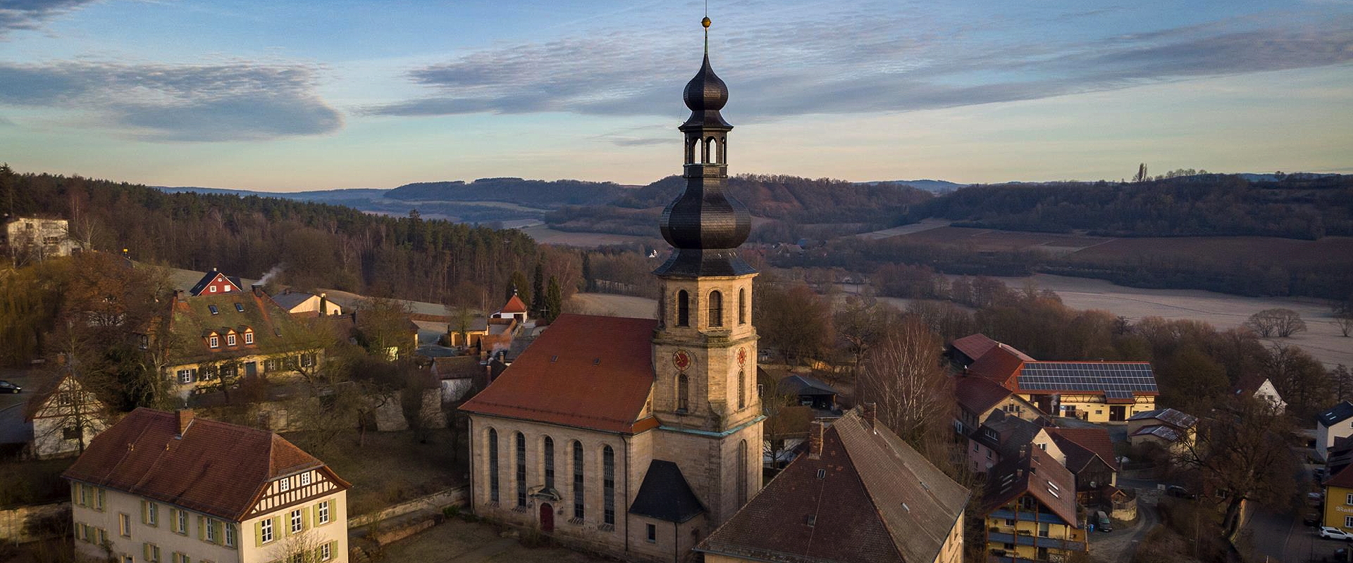 Luftaufnahme der Kirche in Trebgast