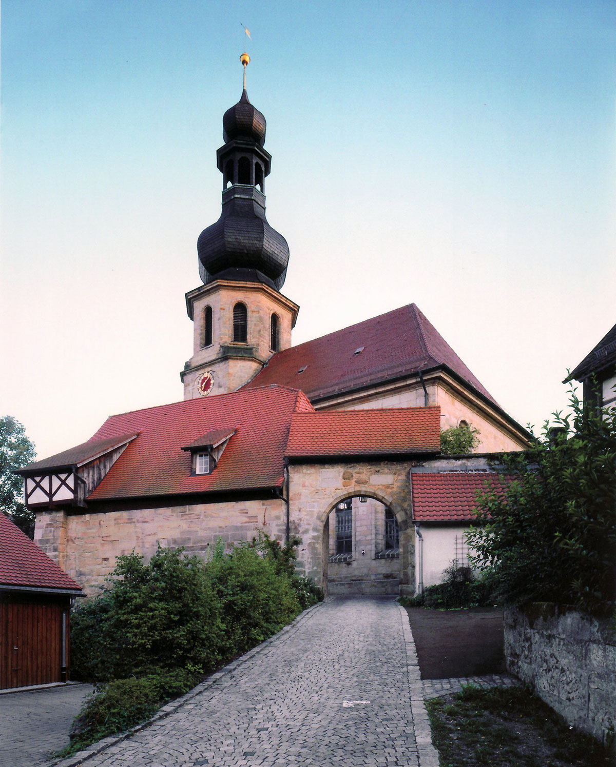 Auffahrt zur Pfarrkirche St. Johannes in Trebgast